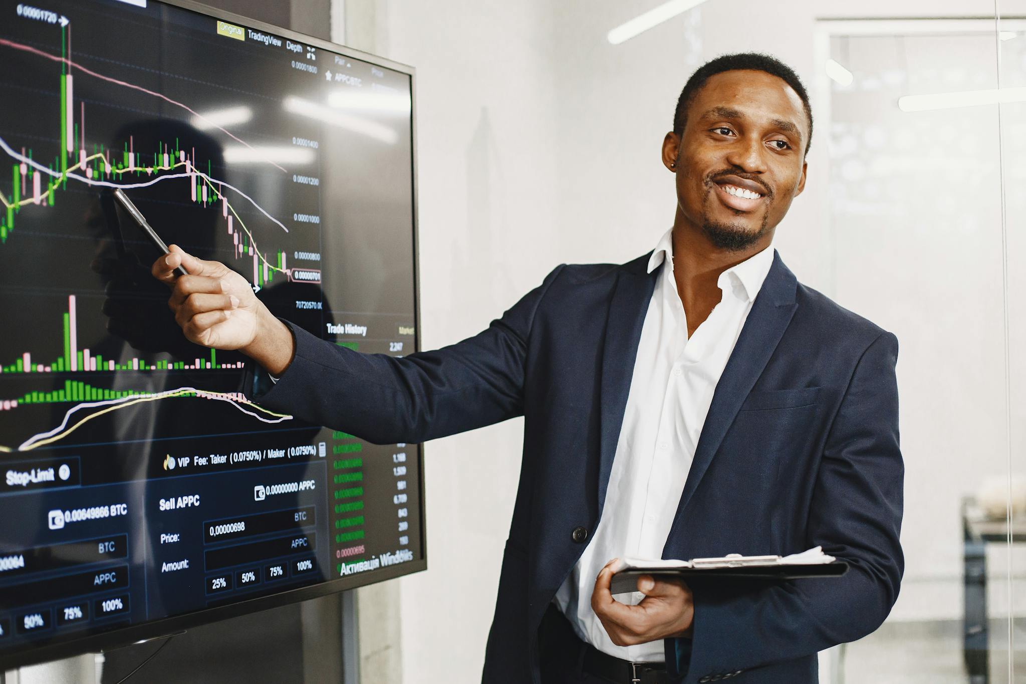 businessman presents financial data using graphs showcasing technology and analysis in a corporate environment. 6285124